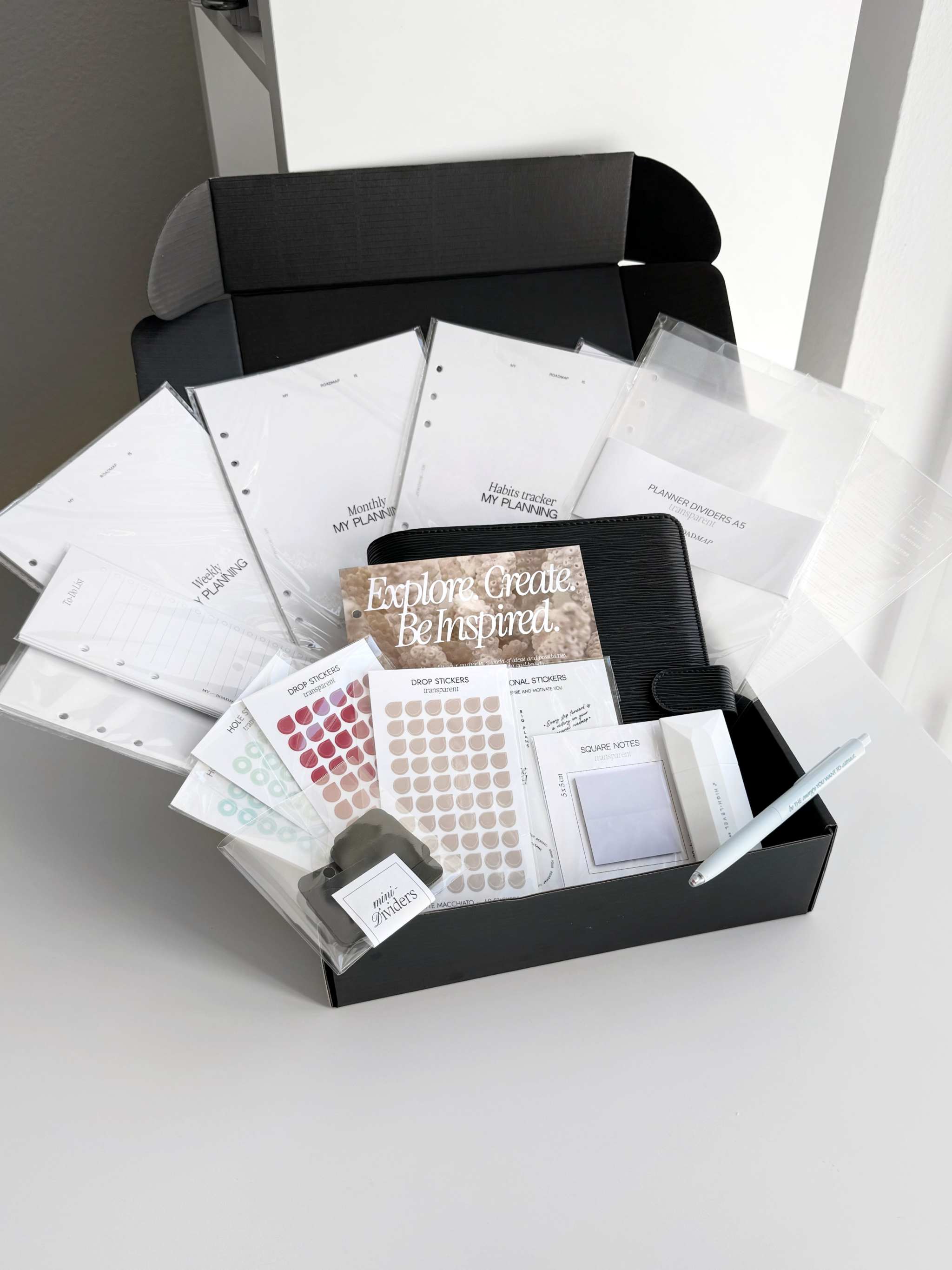 Personalisierbare Planer-Box A5 Midnight aus veganem Leder mit silberner Ringmechanik und vielfältigem Planer-Set Zubehör