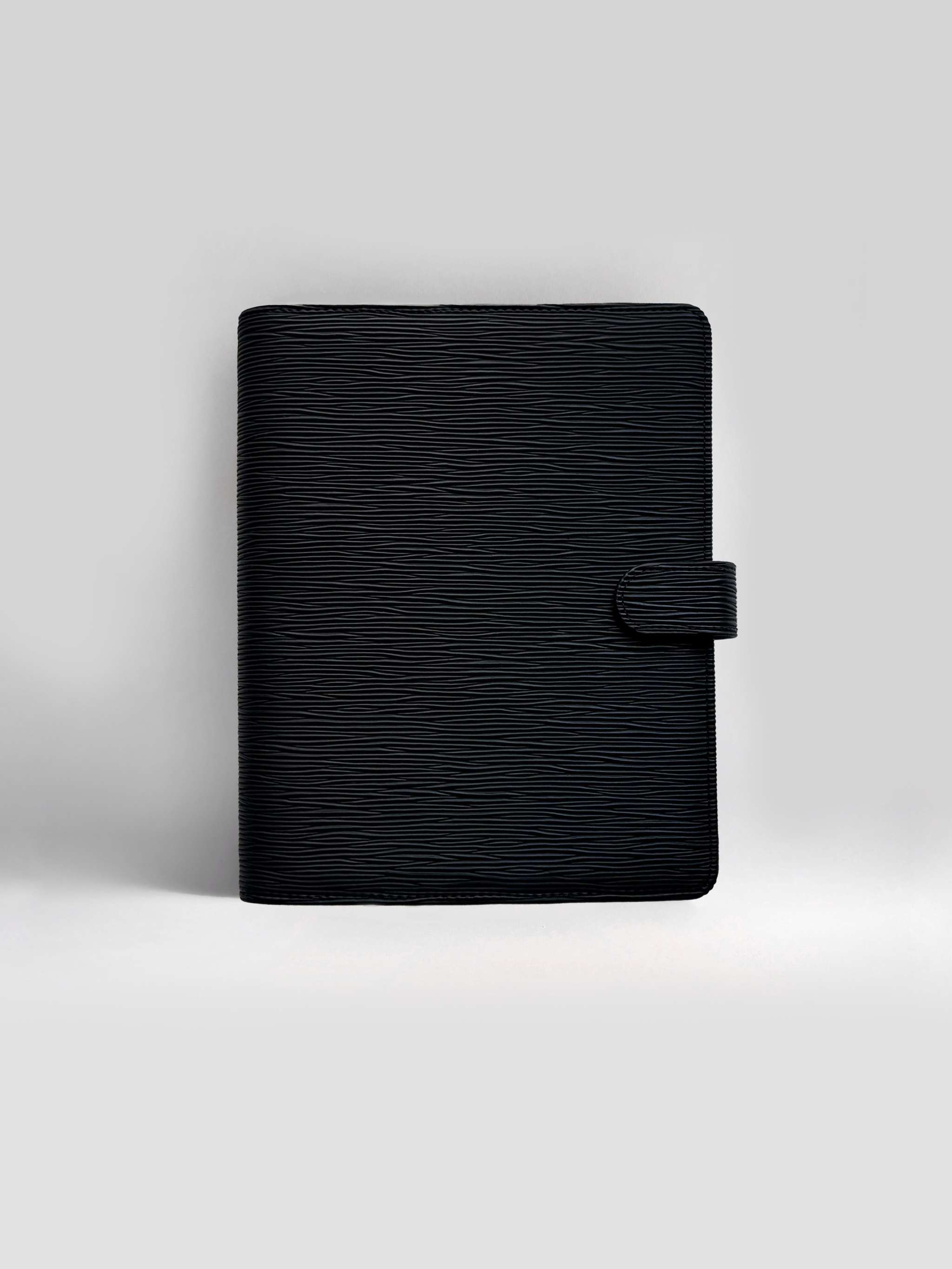 A5 Ringbuch aus veganem Leder in Schwarz mit 6 Ringen und personalisierbarer Prägung