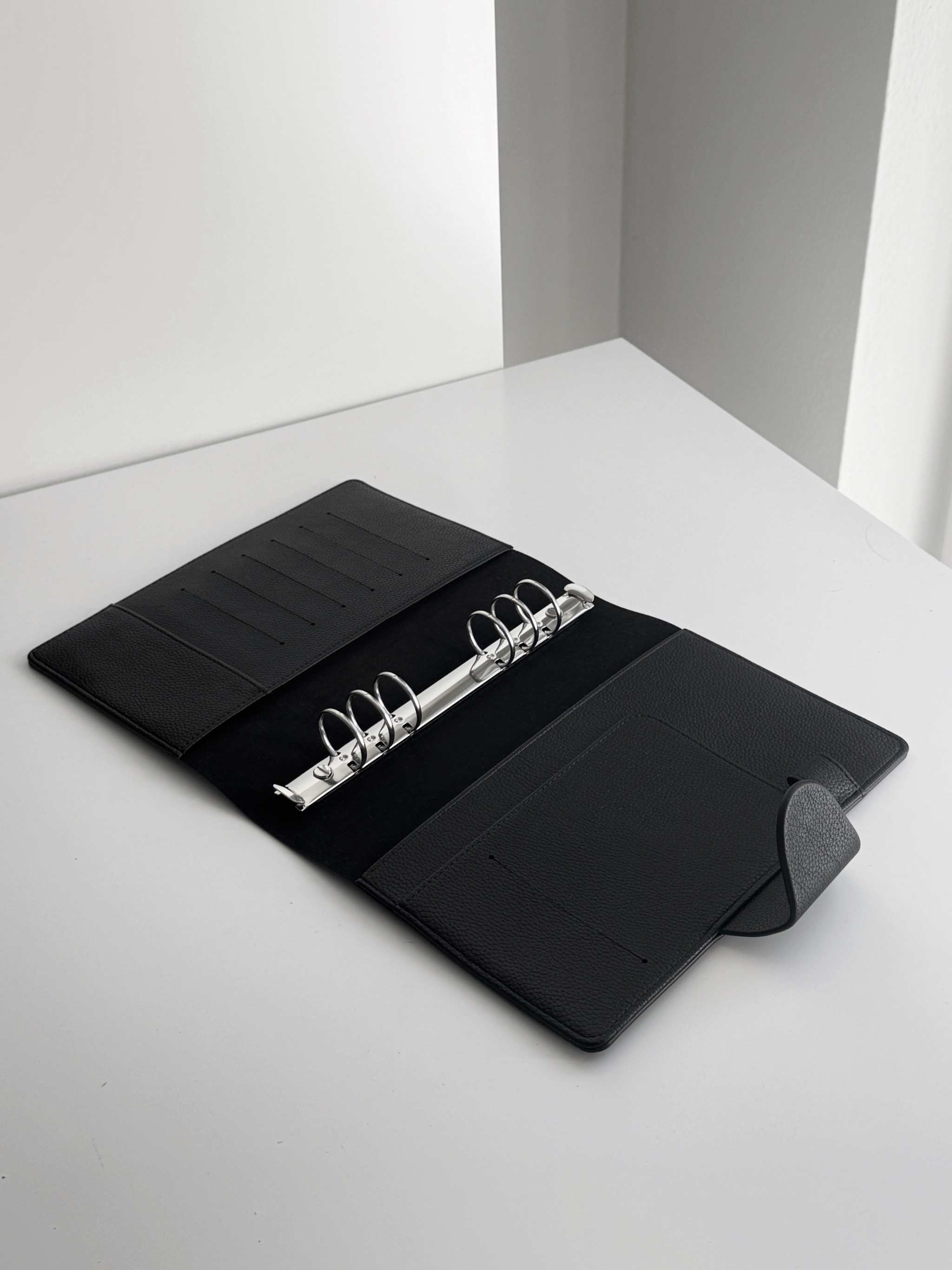 A5 Ringbuch aus veganem Leder in Midnight mit elegantem Litchi-Design und personalisierbaren 6-Ringen
