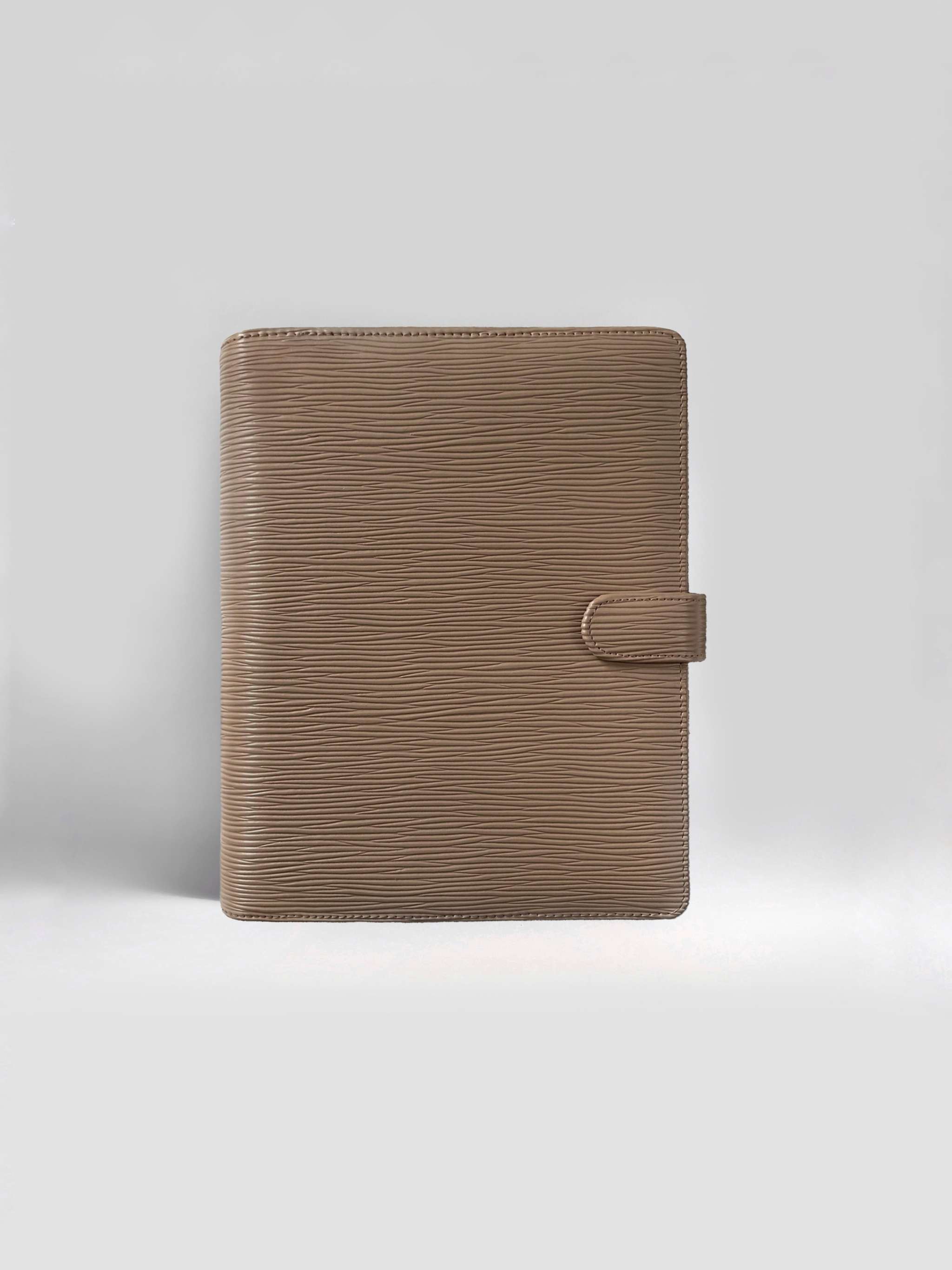 A5 Ringbuch Braun aus veganem Leder mit 6-Ring Mechanik und personalisierbarer Oberfläche in Mocha Brown