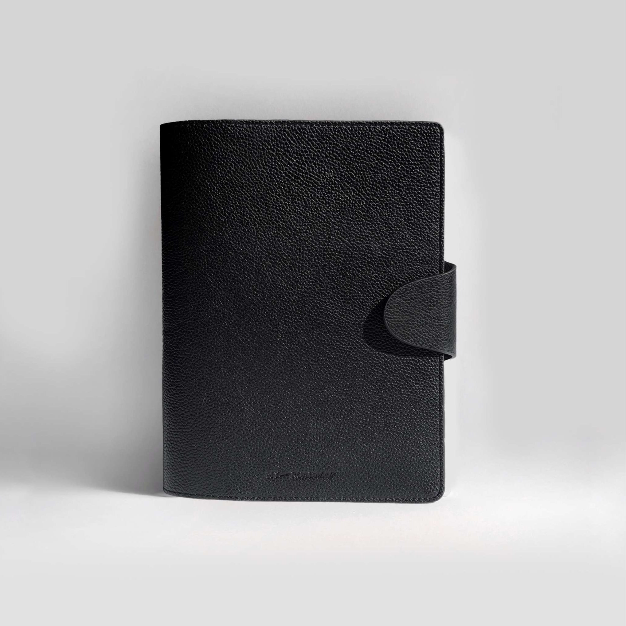 A5 Ringbuch aus veganem Leder in Midnight mit 6 Ringen und personalisierbarer Oberfläche