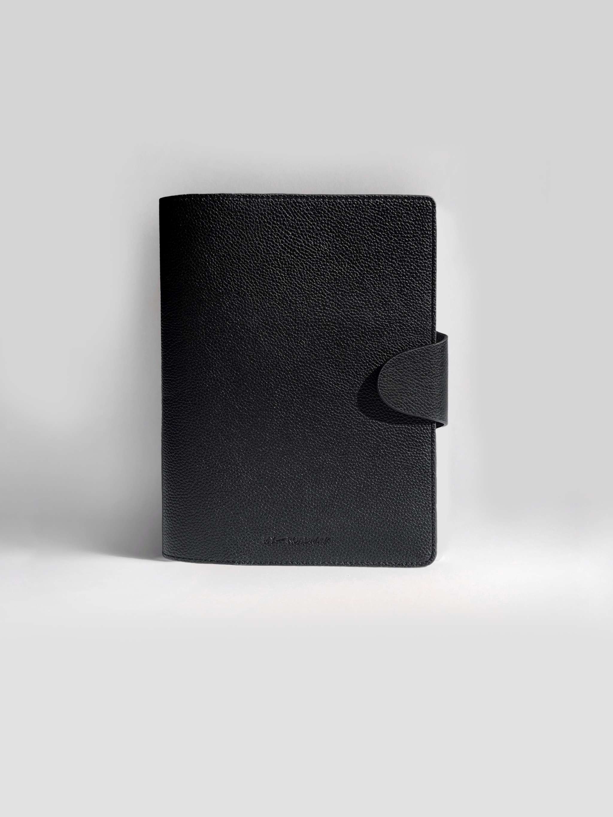 A5 Ringbuch aus veganem Leder in Midnight mit 6 Ringen und personalisierbarer Oberfläche