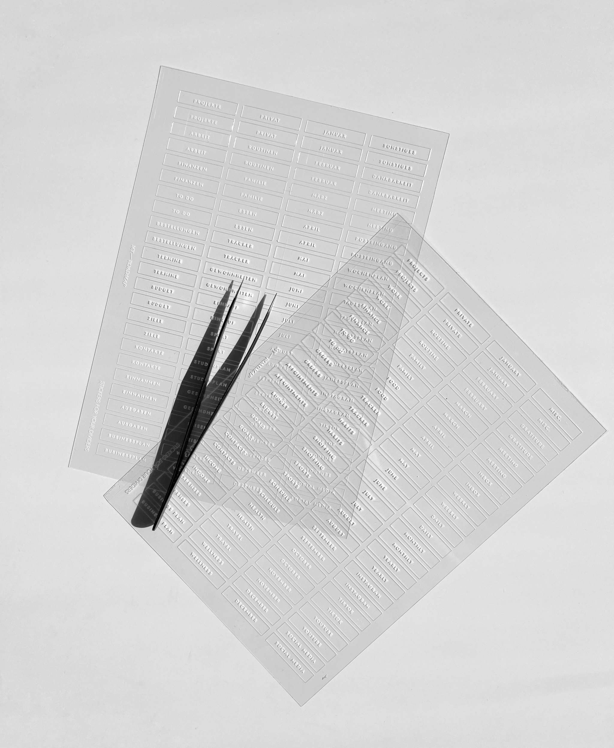 Transparente Tab Stickers mit weißem Druck auf einem A5-Blatt zur Planung und Organisation