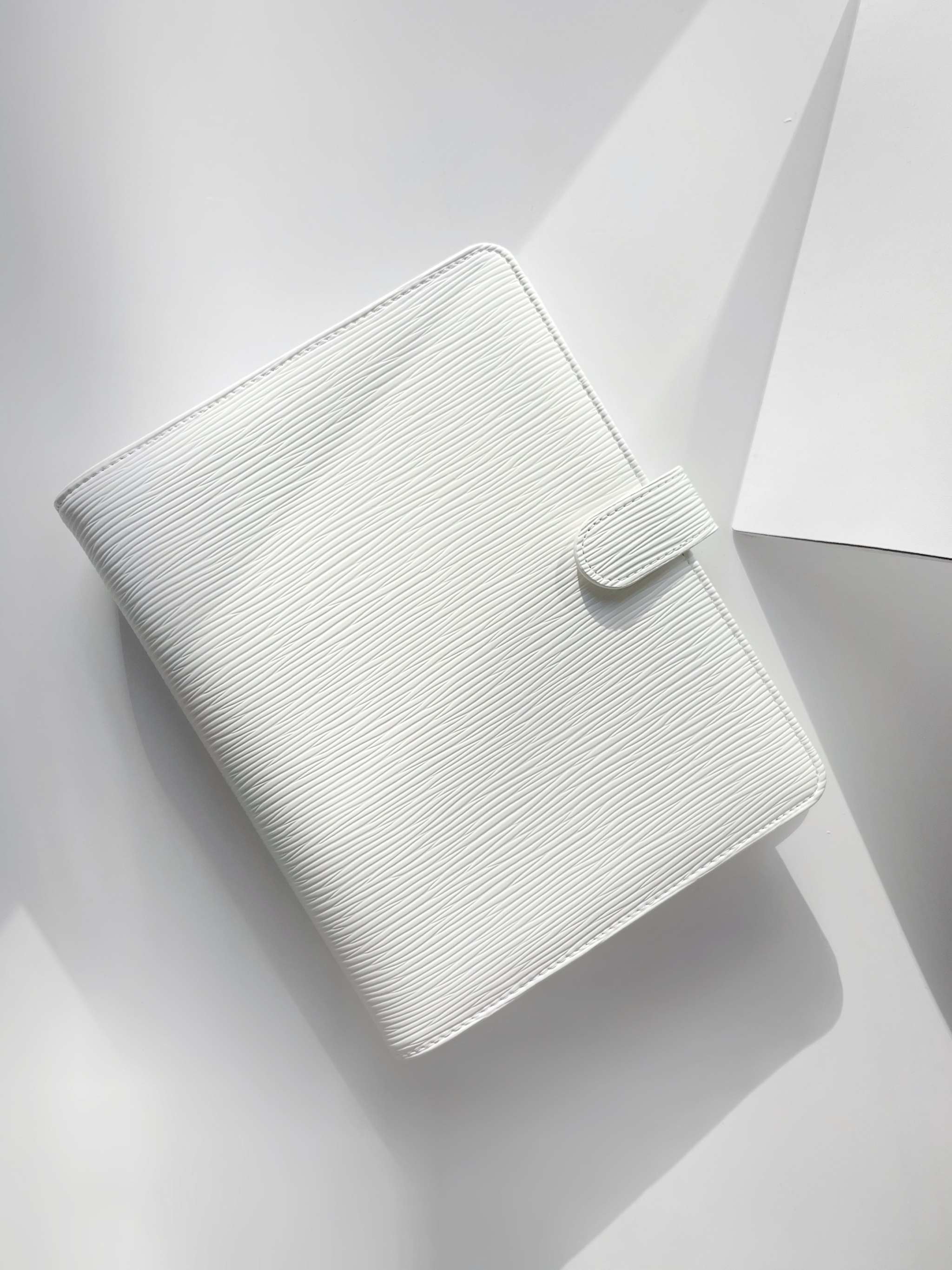 A5 Ringplaner aus veganem Leder in Ivory mit 6 Ringen und personalisierbarer Oberfläche