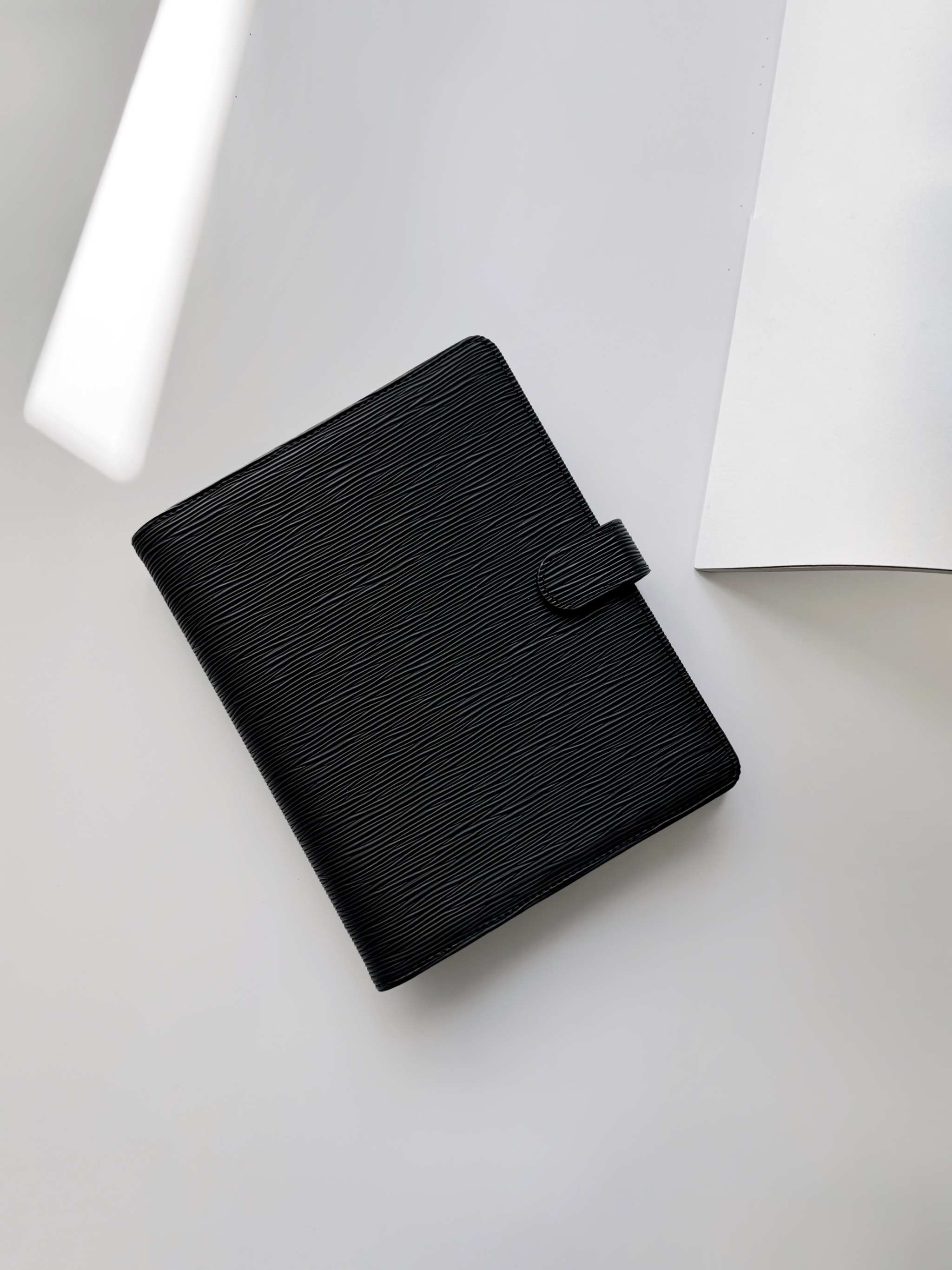 Schwarzes A5 Ringbuch aus veganem Leder mit 6-Ring-Mechanik und personalisierbarer Prägung