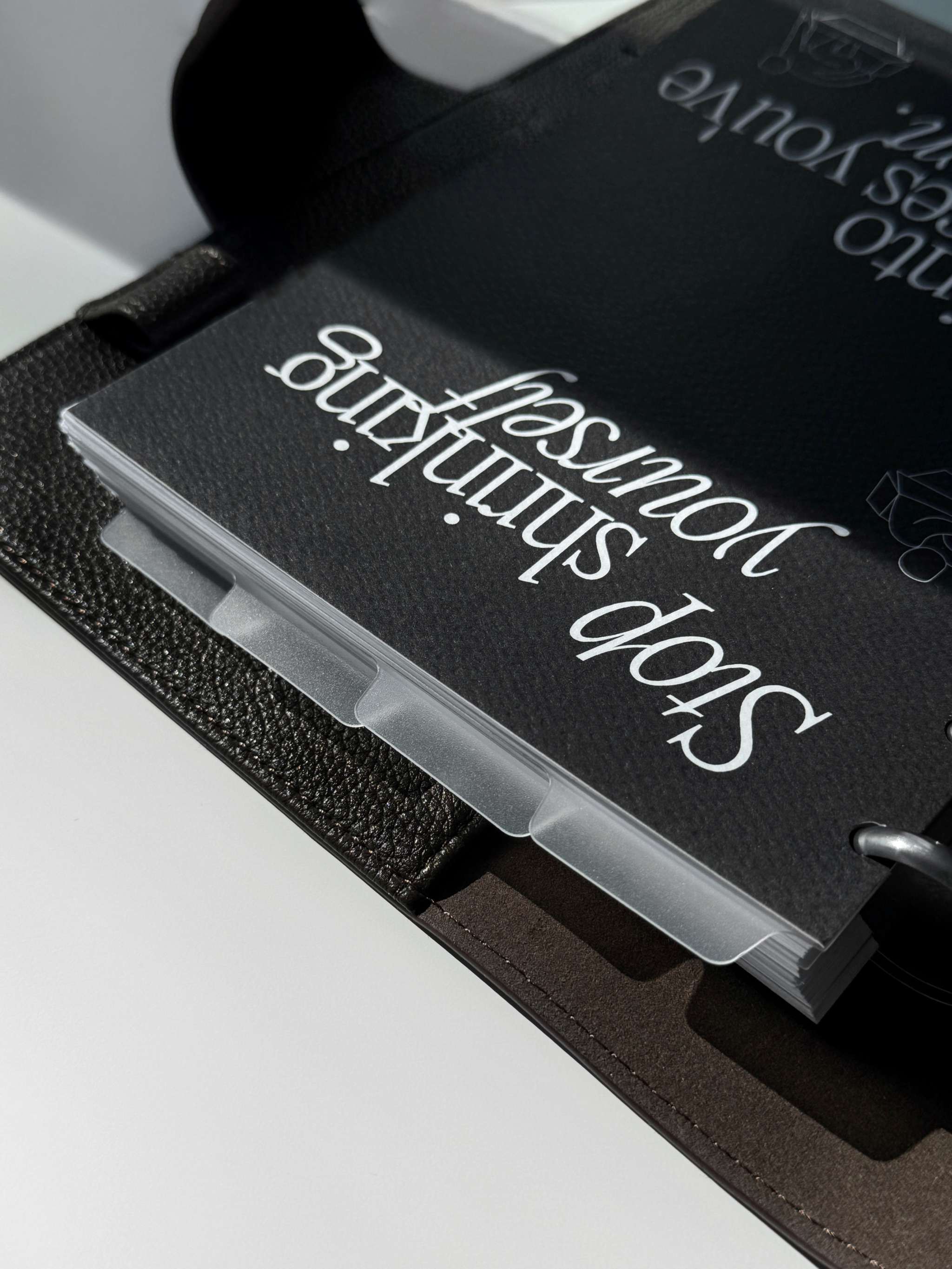 Transparentes/frosted Discbound Register A5 mit oben positionierten Tabs zur Planerorganisation