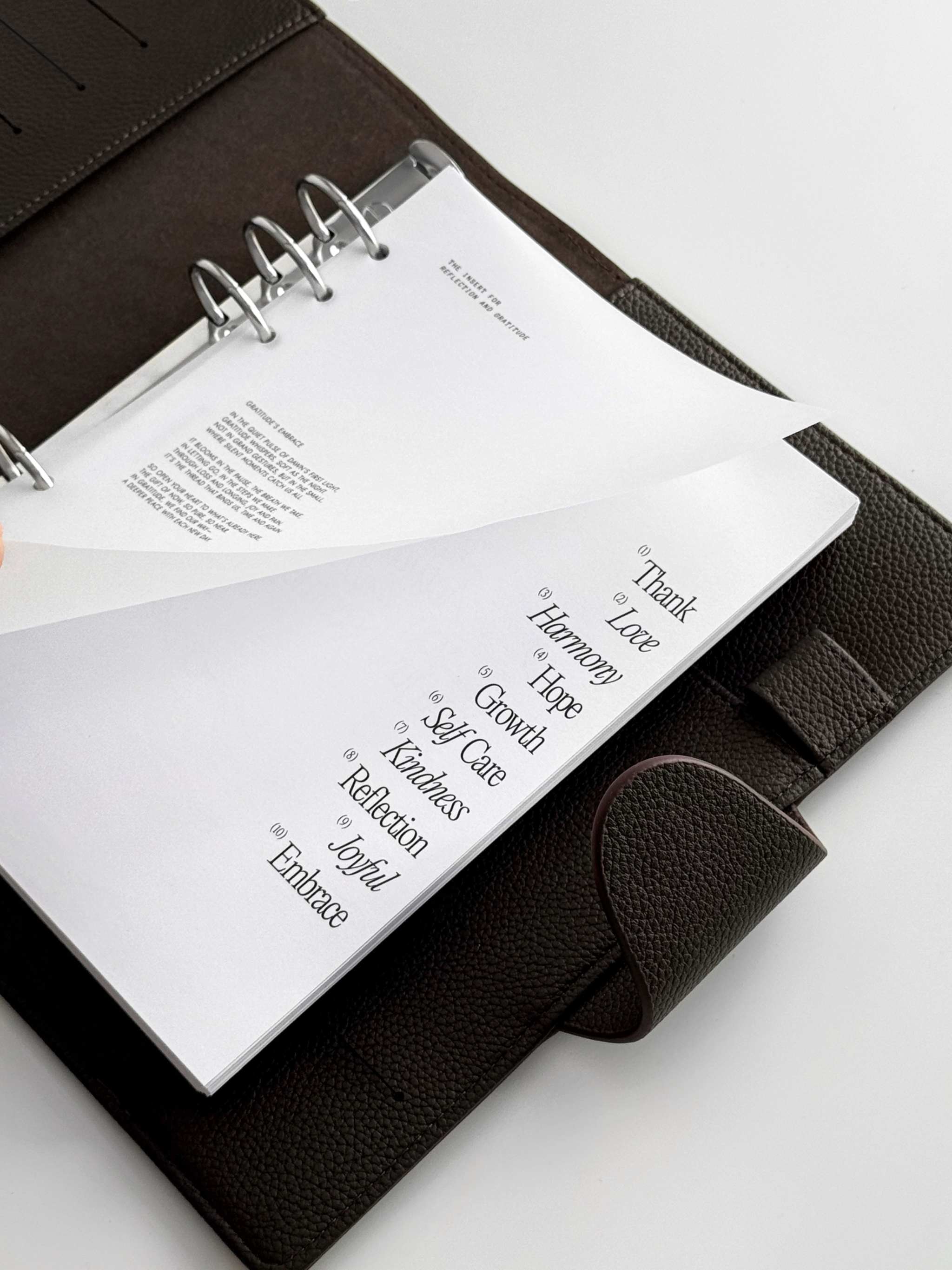 A5 Ringbuch aus veganem Leder in Dark Chocolate mit 6 Ringen und personalisierbarer Oberfläche