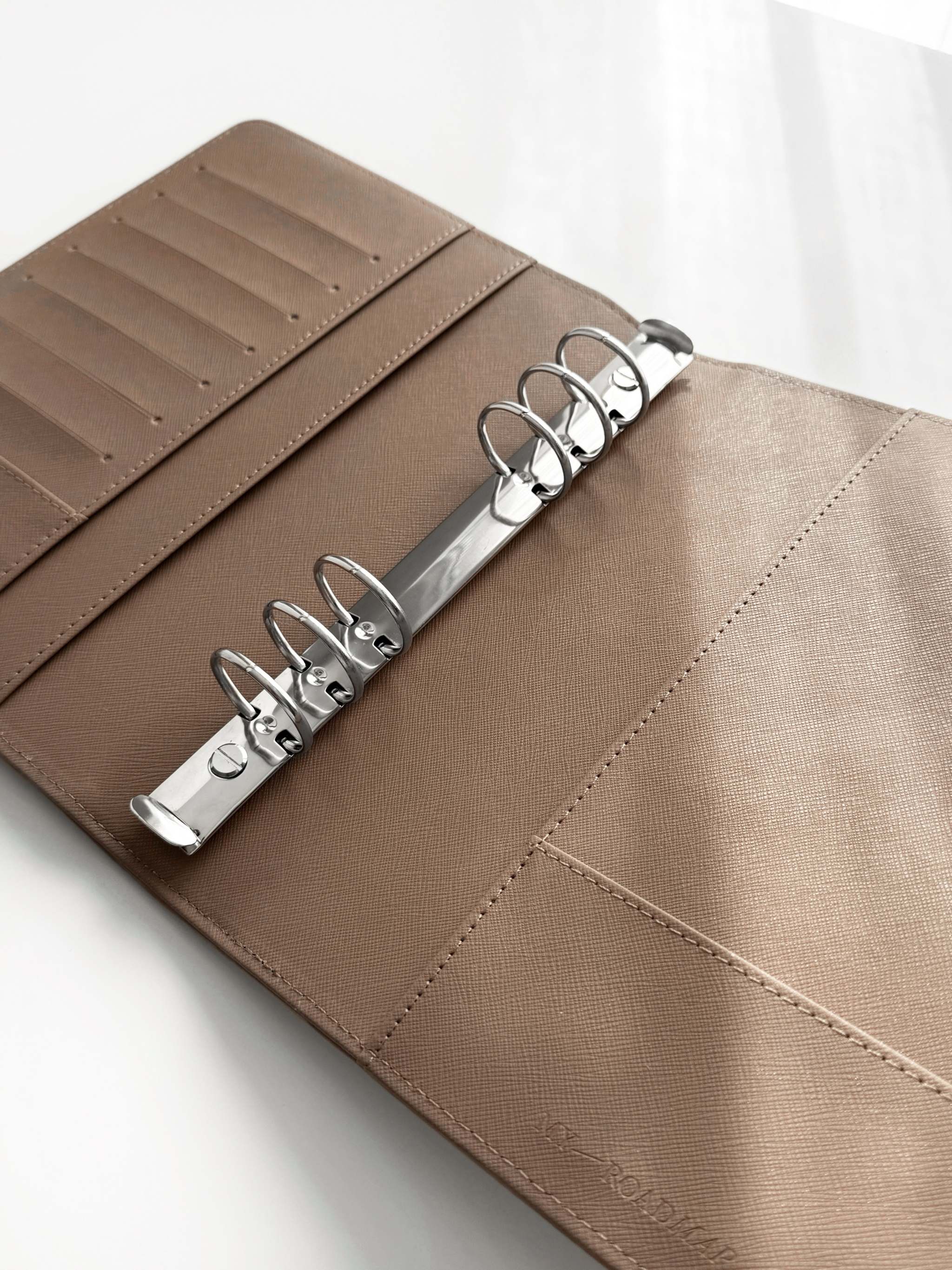 A5 Ringbuch Braun aus veganem Leder personalisierbarer 6-Ring Planer Mocha Brown