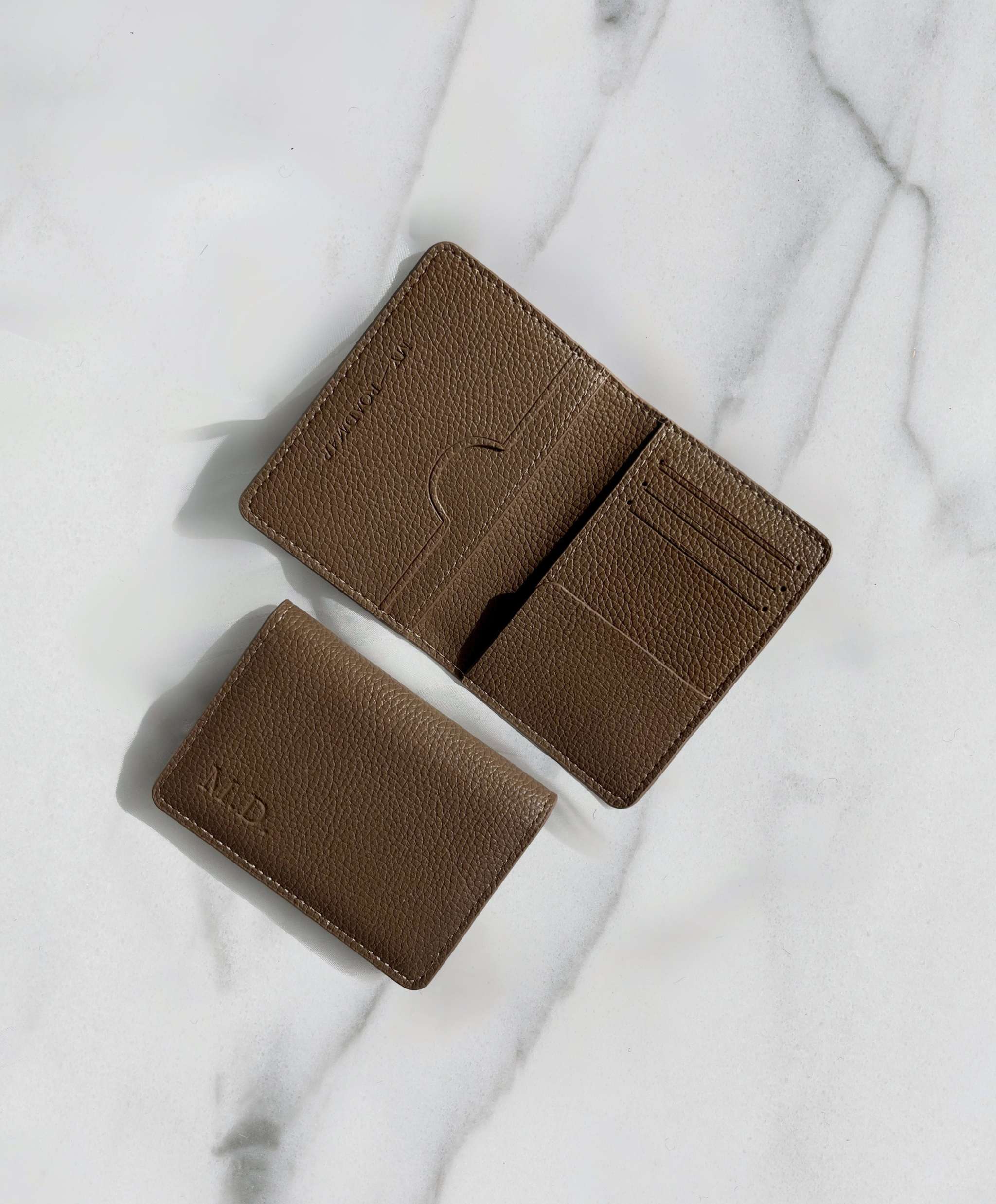 Cardholder Pecan aus veganem Leder in kompakter Größe und minimalistisches Design