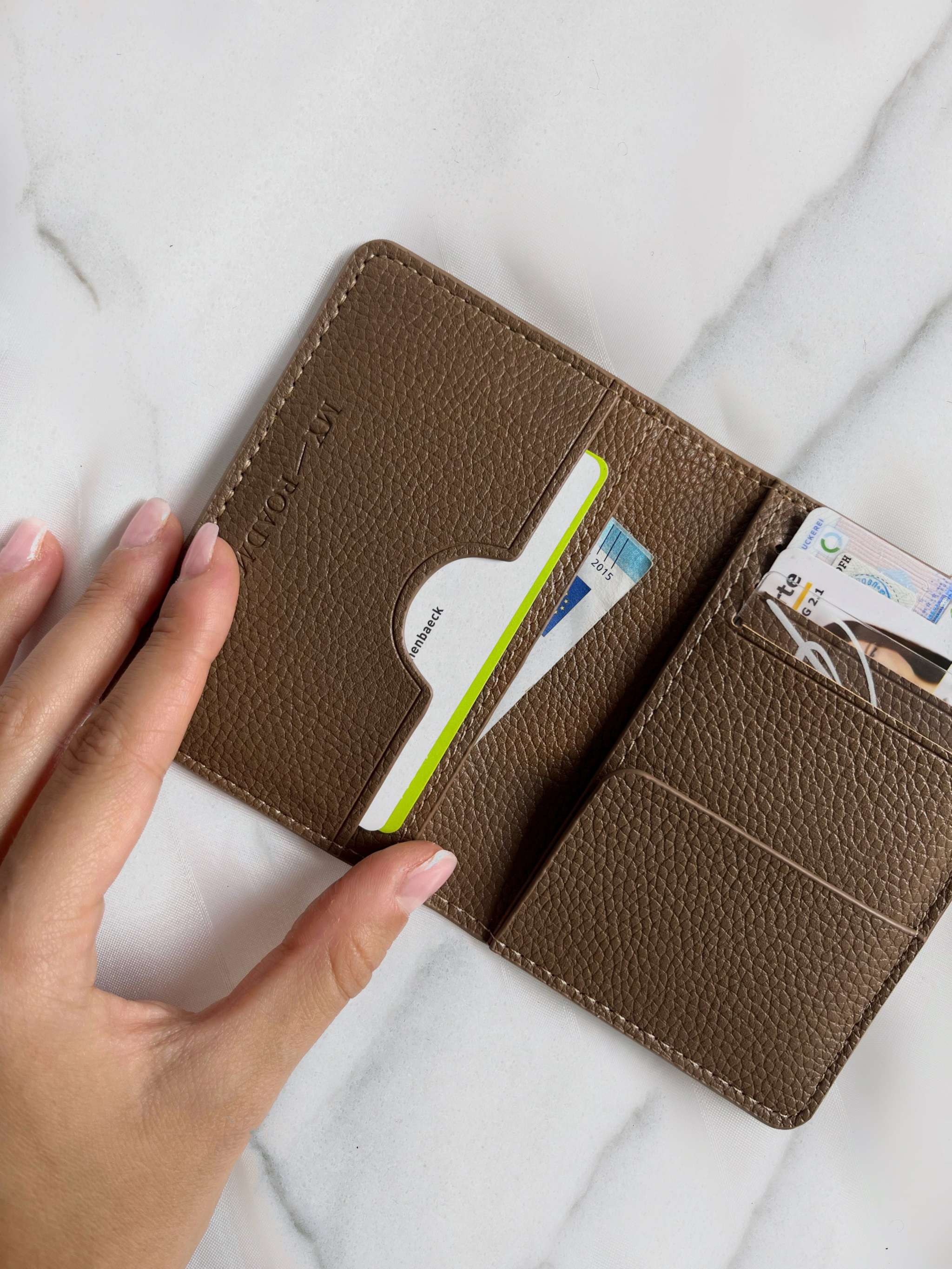 Kompakter Cardholder Pecan aus veganem Leder, personalisierbar und nachhaltig