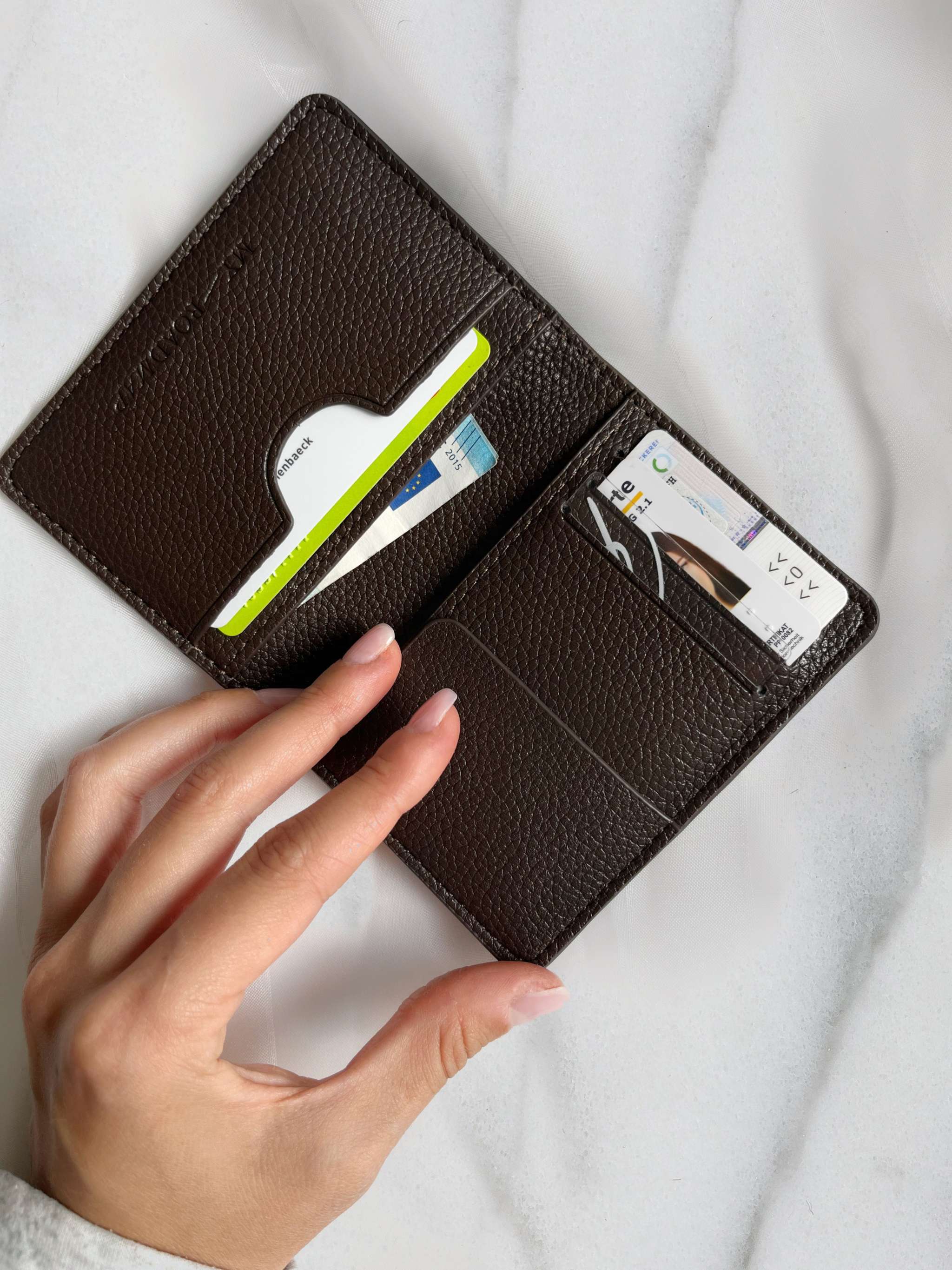 Personalisierbarer Cardholder Dark Chocolate aus veganem Leder, kompakt und nachhaltig