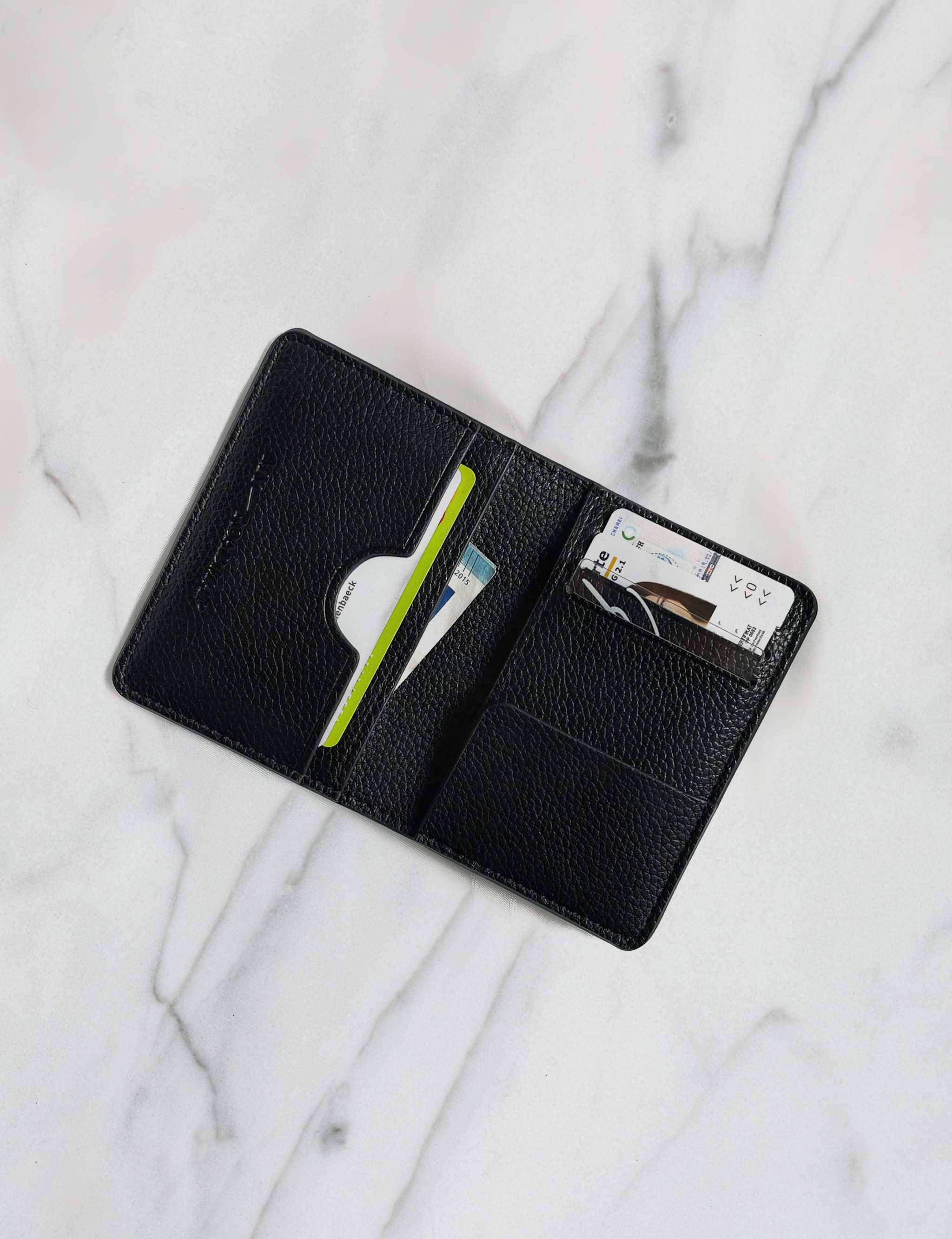 Cardholder Midnight aus veganem Leder in Schwarz mit minimalistischer Optik und Personalisierungsmöglichkeiten