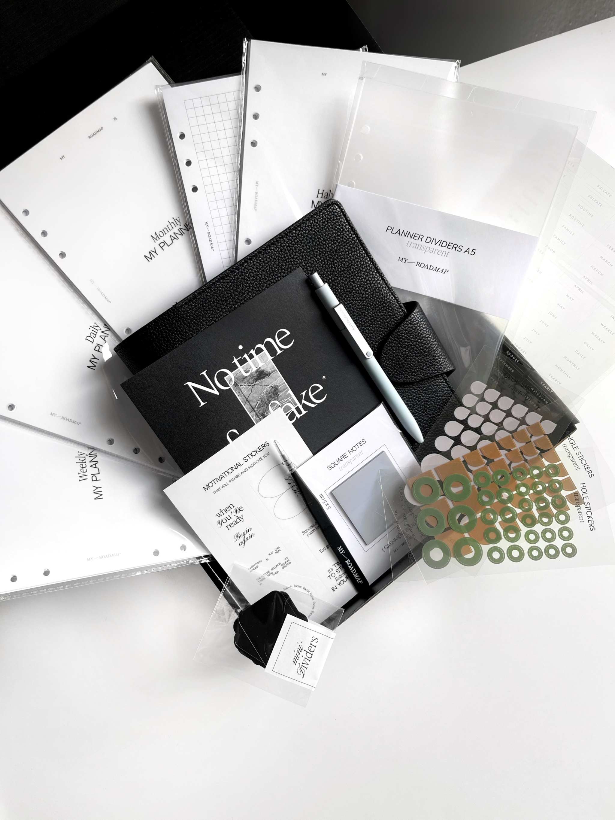 Schwarze Planer-Box A5 Midnight Edition mit veganem Leder und personalisierbarer Prägung in eleganter Geschenkverpackung