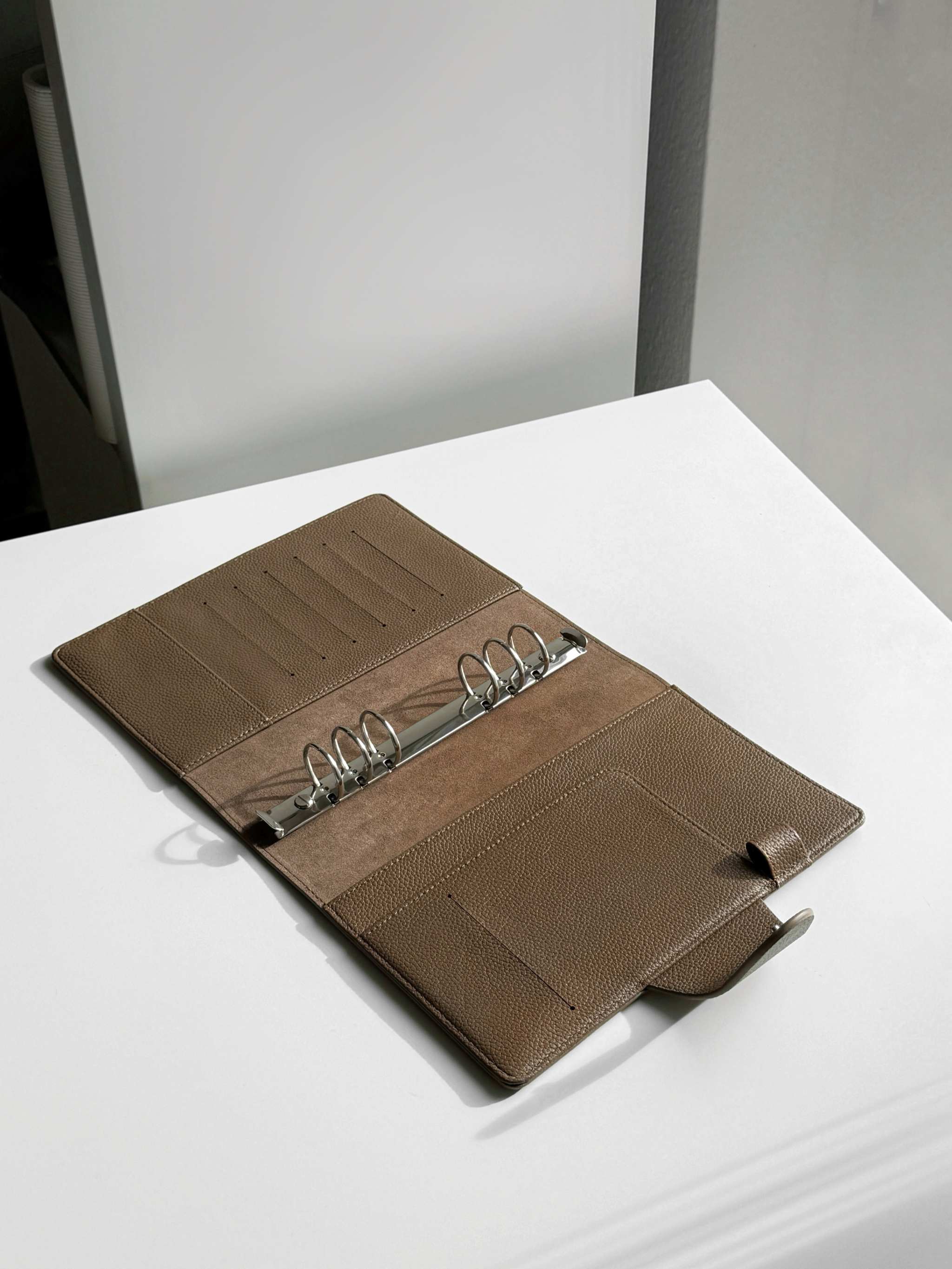 A5 Binder Pecan aus veganem Leder mit Litchi-Oberfläche in Braun, personalisierbar und passend für Ring- und Discbindung