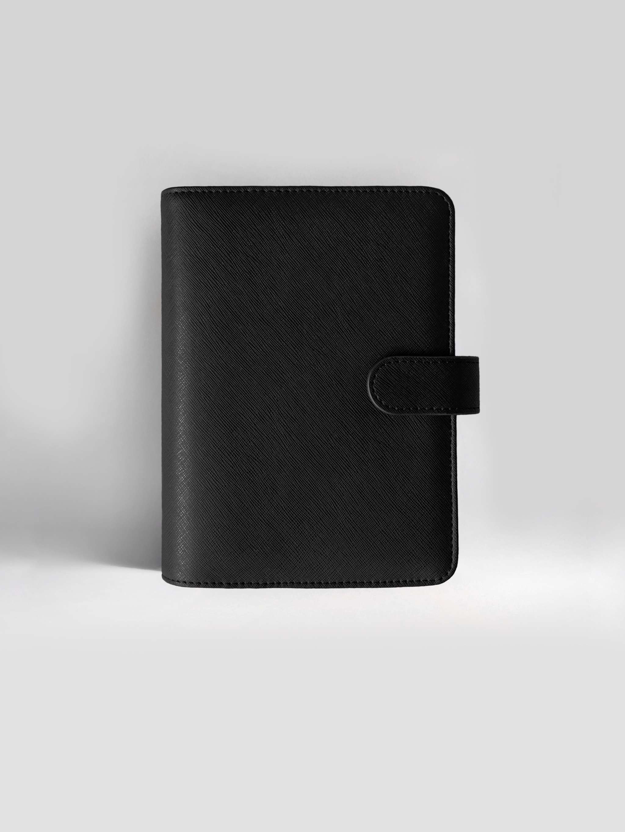 Personal Ringbuch aus veganem Leder in Midnight Matte mit 6-Ring-Mechanik und personalisierbarer Oberfläche