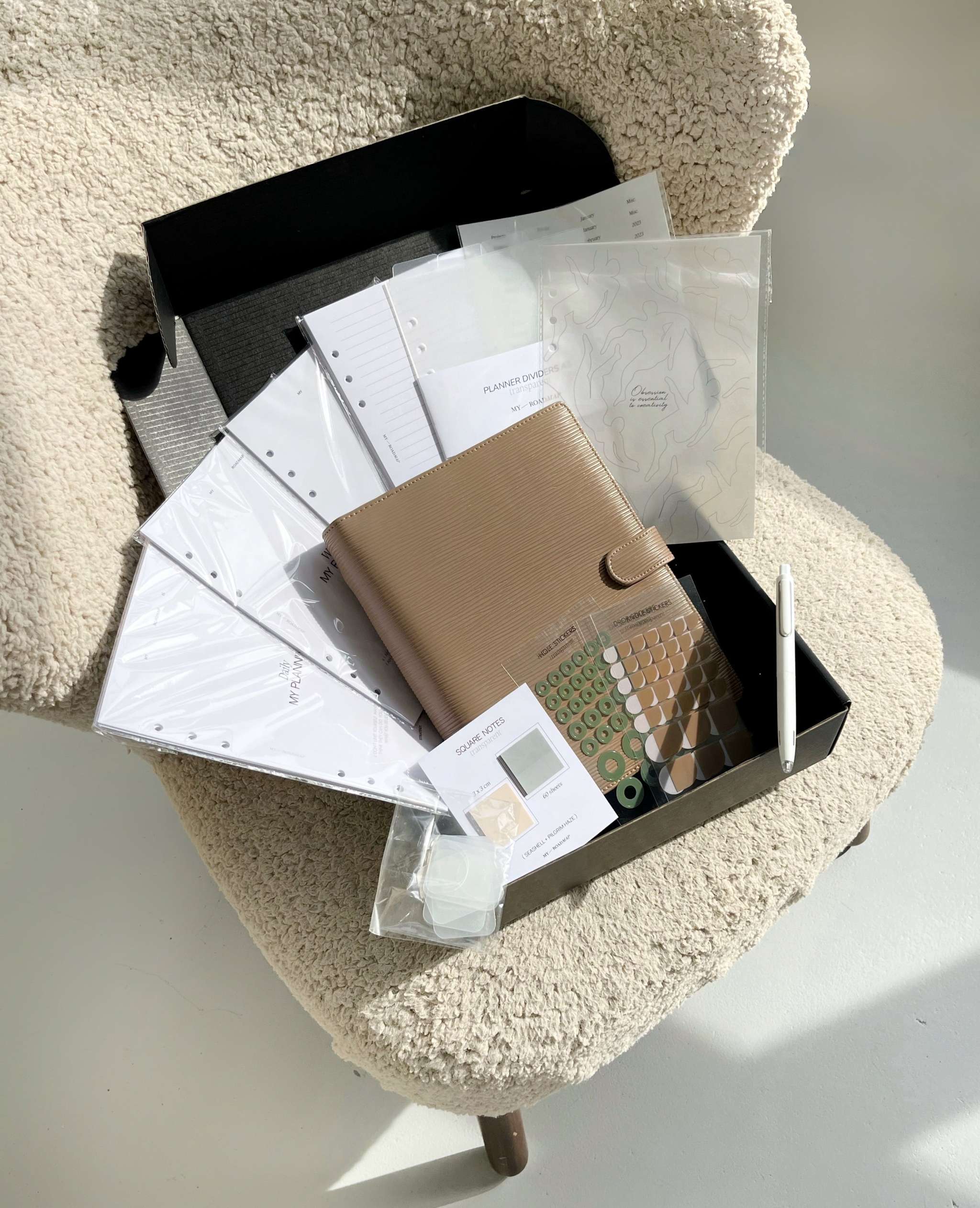 Planer-Box A5 Mocha Brown aus veganem Leder mit Silber-Ringmechanik und personalisierbarem Cover