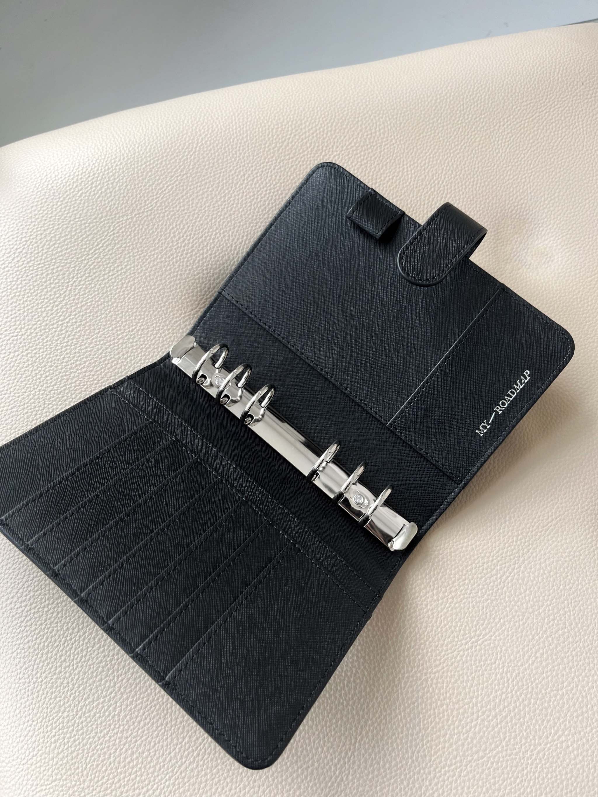 Personal Ringbuch aus veganem Leder in Midnight Matte mit 6-Ring Mechanik und personalisierbarer Gravur