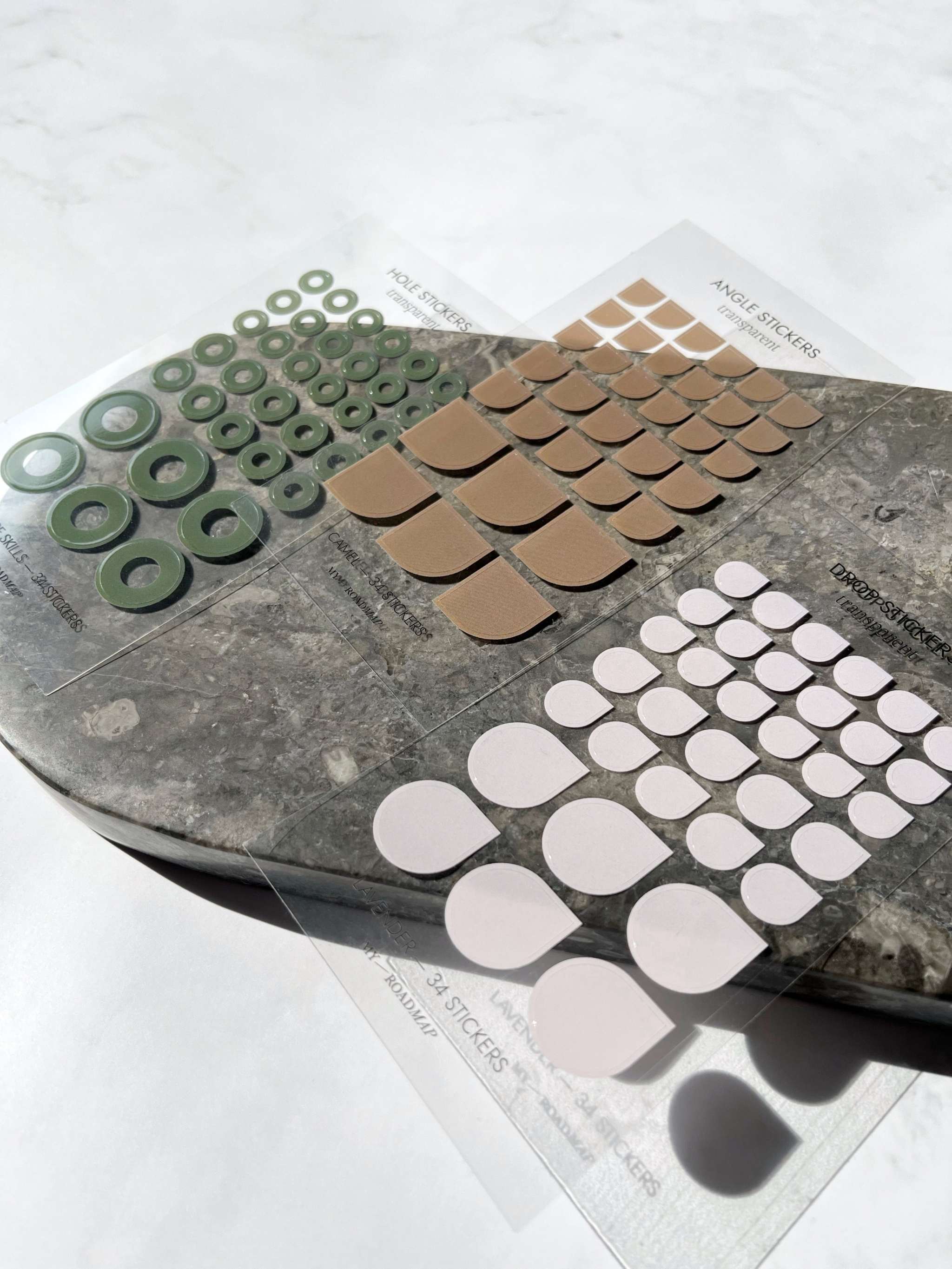 Transparente Planer-Stickers in drei Formen und Farben auf klarer Folie für Planer und Bullet Journal
