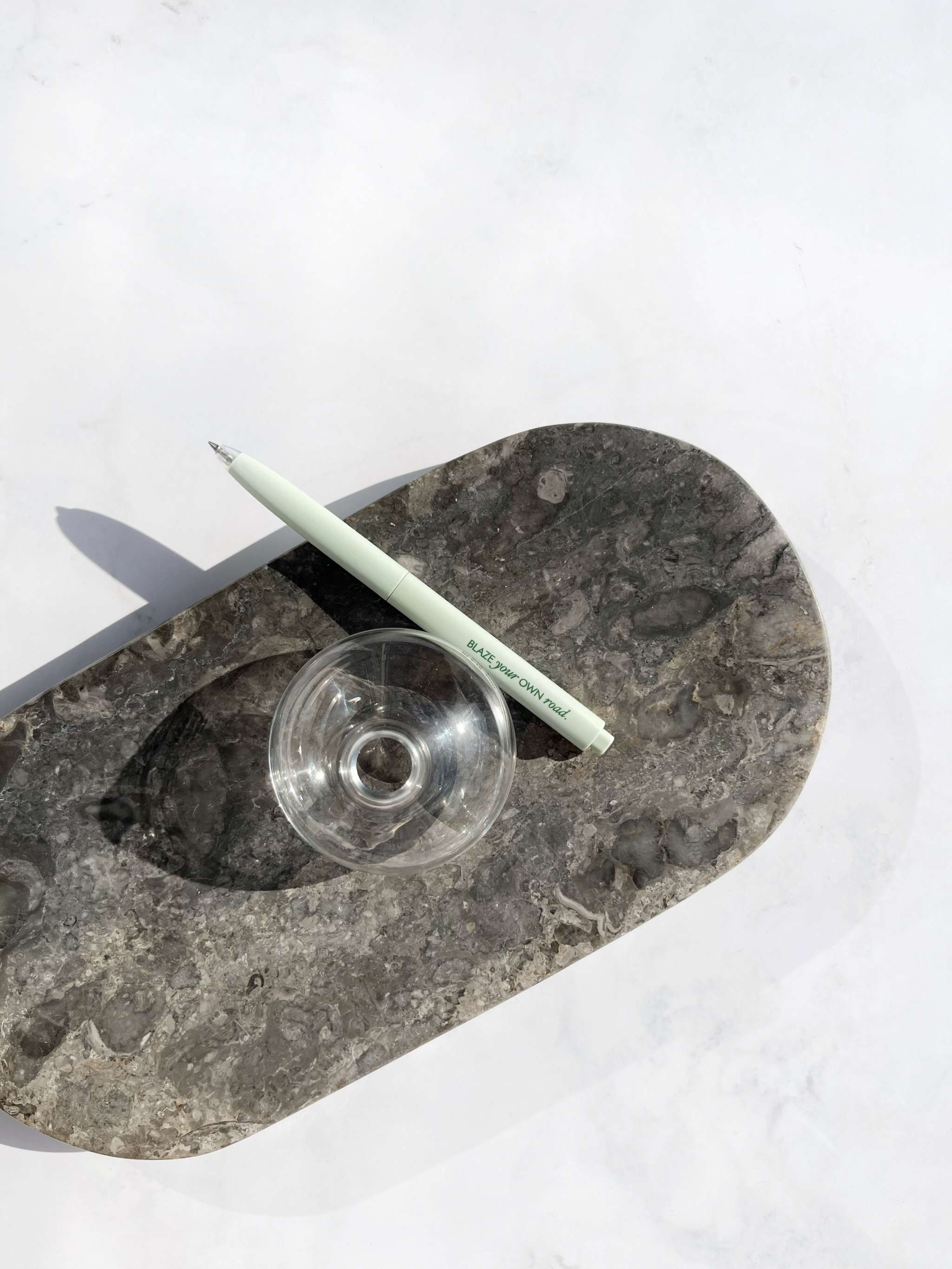 Schwarzer Gelstift 0,5mm mit Motivations-Zitat und geräuschlosem Klicksystem