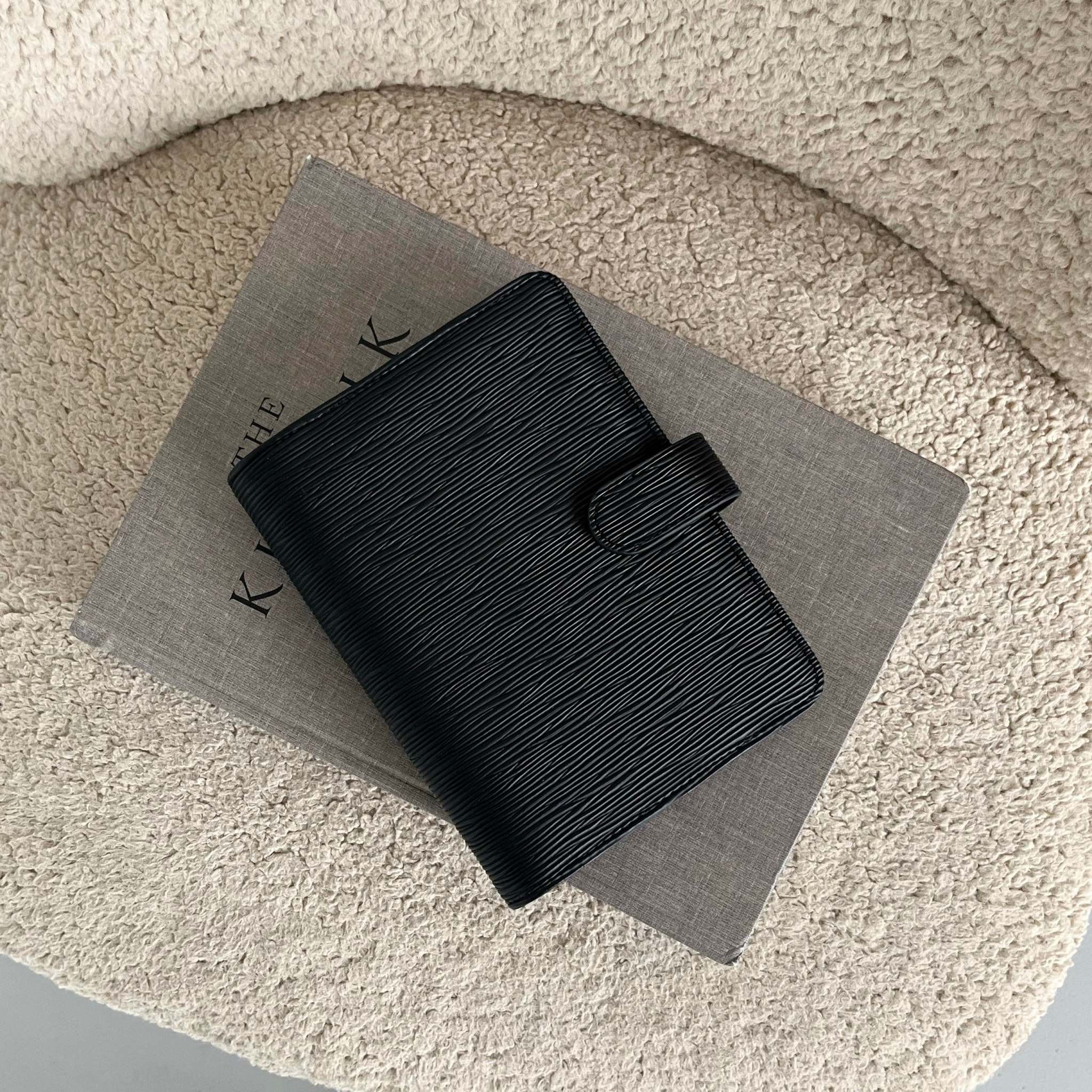 Personal Organizer schwarz aus veganem Leder mit 6 Ringen und personalisierbarer Oberfläche
