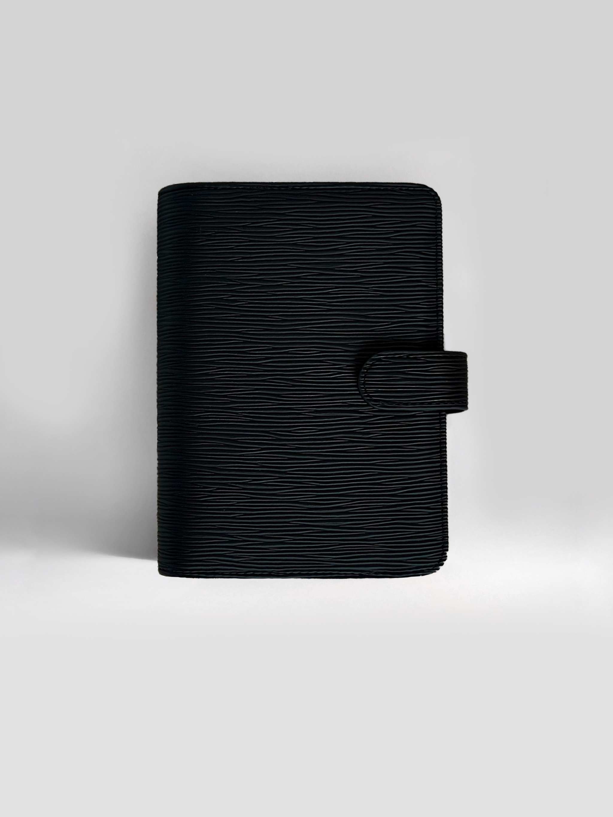 Personal Organizer schwarz aus veganem Leder mit 6 Ringen und personalisierbarer Prägung
