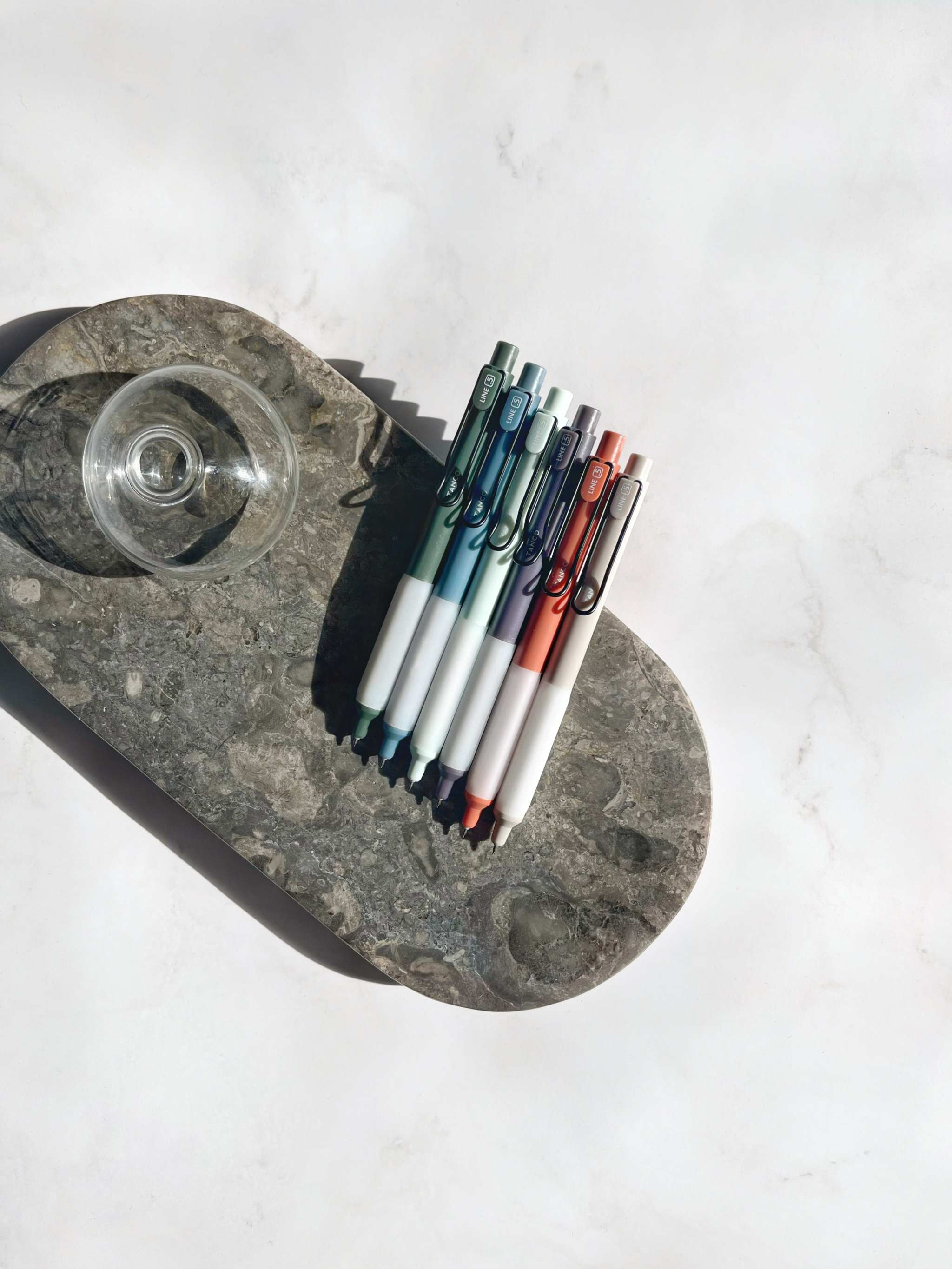 6er Morandi Gelstifte-Set mit 0,5mm Nadelspitze und rutschfester Griffzone auf grauem Steinbrett