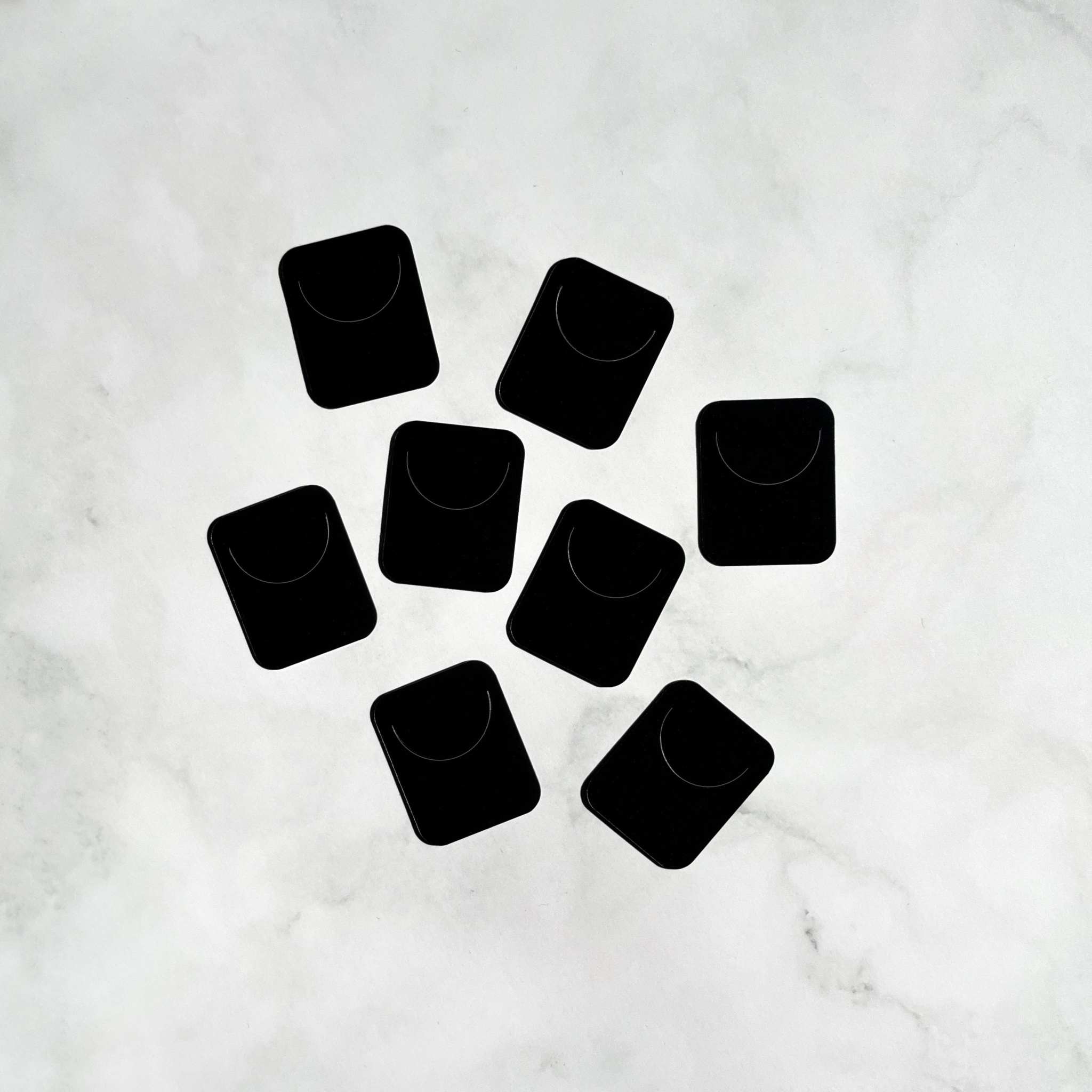 Schwarze Kunststoff Lesezeichen aus Polypropylen, 35x45mm, robust und leicht, ideal zum Organisieren von Büchern und Planern.