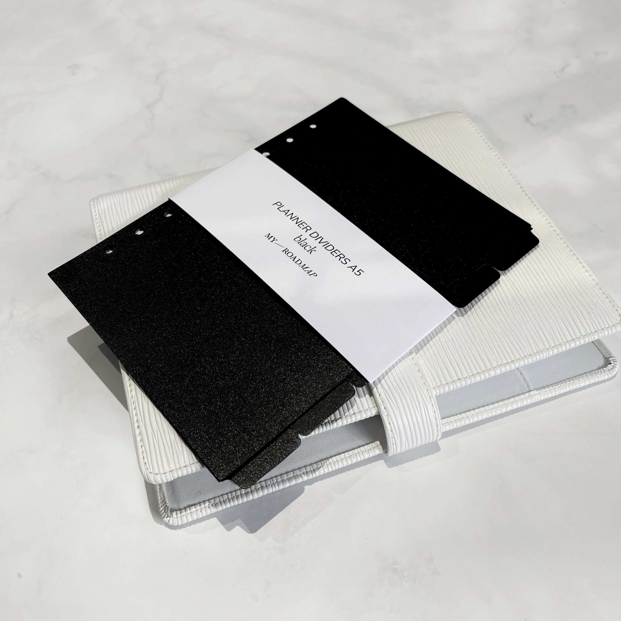 Register schwarz mit seitlichen Tabs