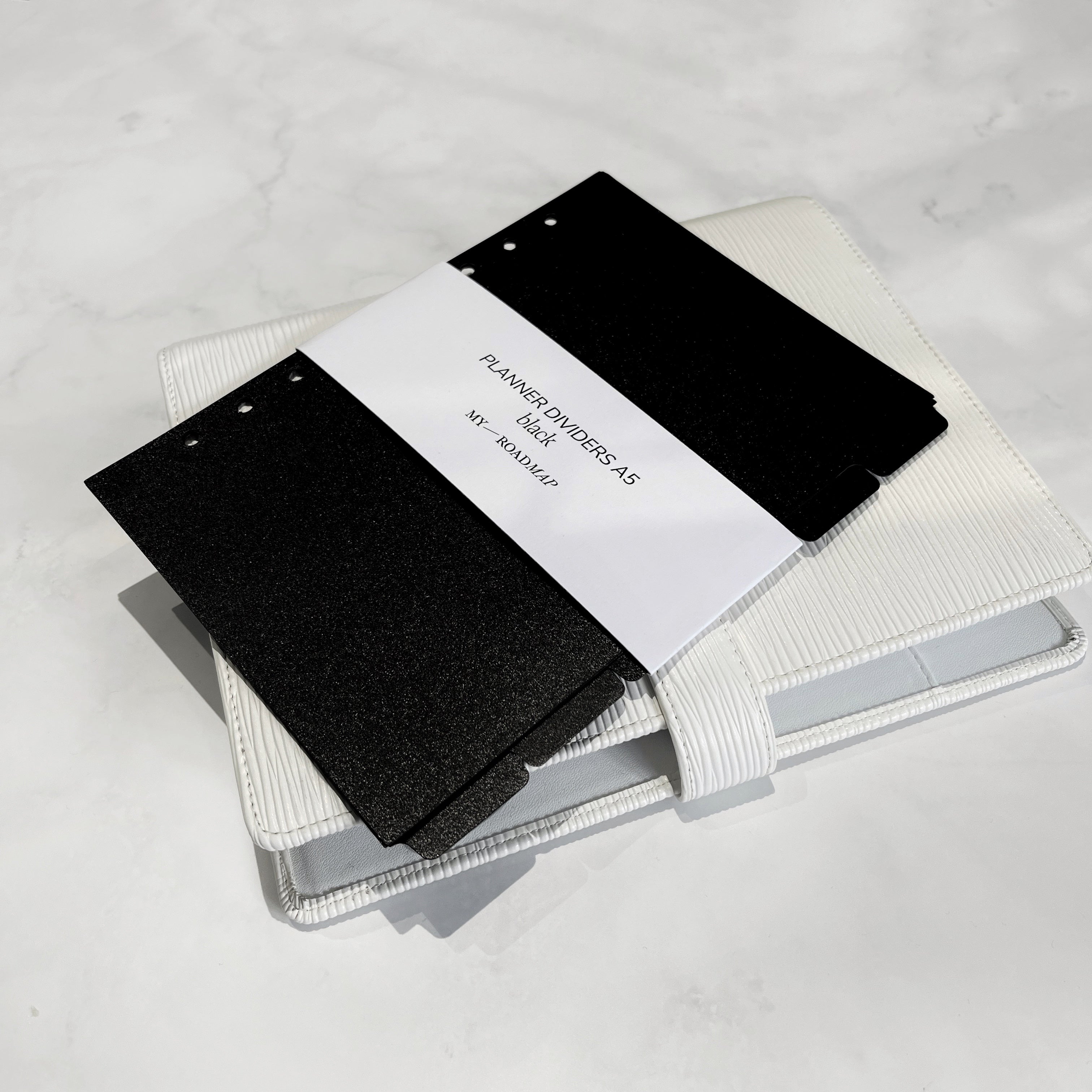 Register schwarz mit seitlichen Tabs