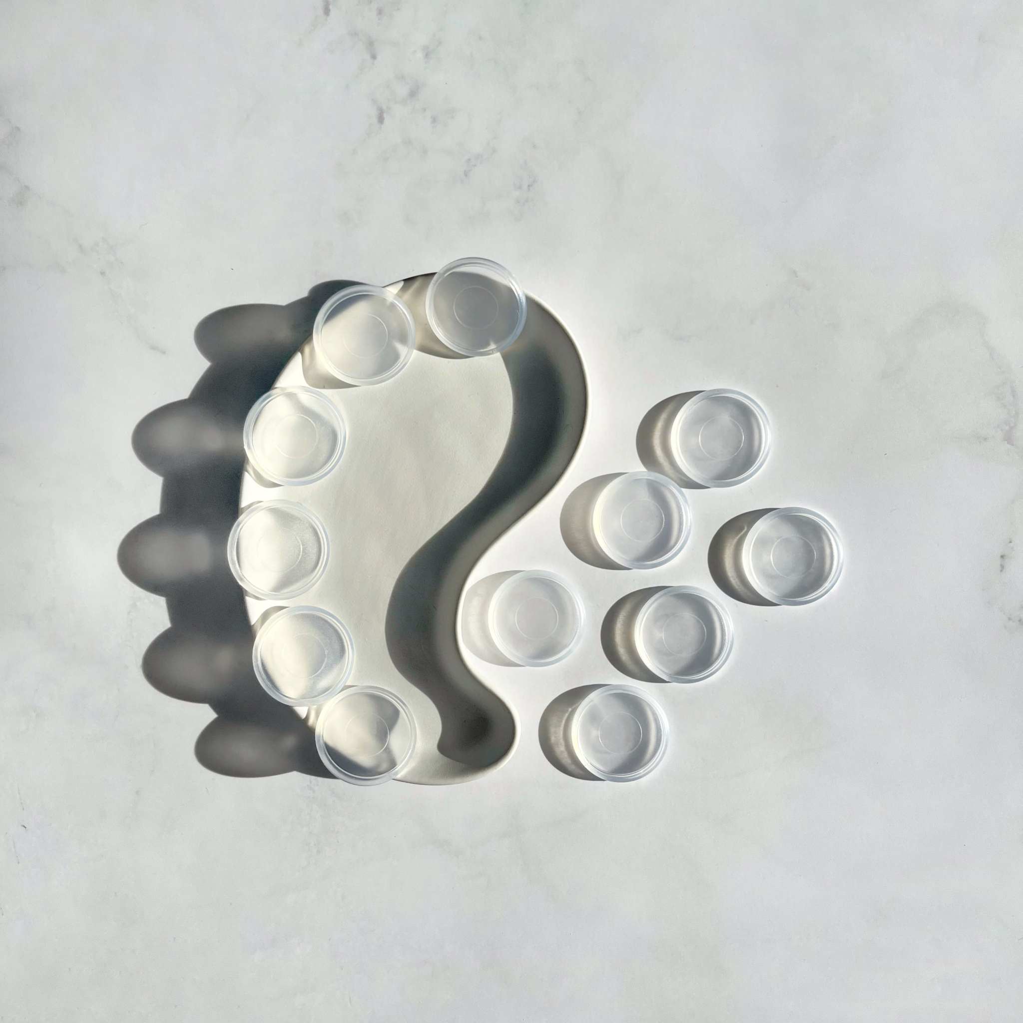 Transparente weiße Discbound Discs 32 mm aus Kunststoff für individuelle Planer mit Schattenwurf auf hellem Untergrund